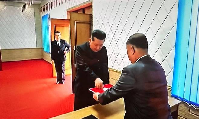 지난 3월 15일 순천지구 천성청년탄광 선거장에서 투표하는 김정은ⓒ조선중앙TV