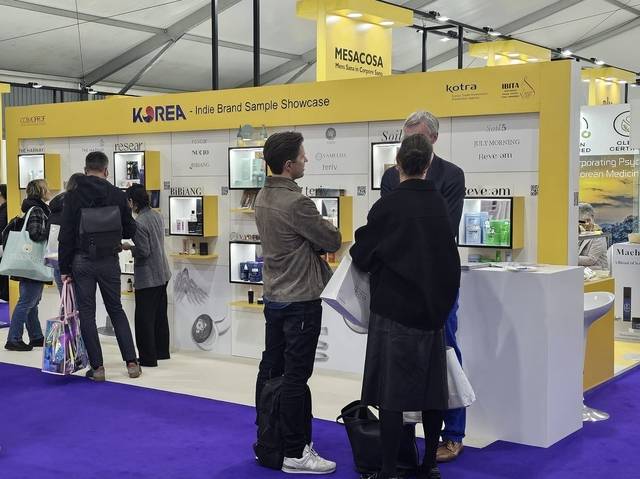 대한무역투자진흥공사(KOTRA)는 3월 26일부터 3일간 이탈리아에서 열린 '볼로냐 코스모프로프 뷰티 전시회(Cosmoprof Bologna)'에서 통합 한국관을 운영했다. 현장 부스상담이 이뤄지는 모습. [코트라 제공]