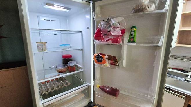 고인이 사용하던 냉장고. 사진=한승곤 기자