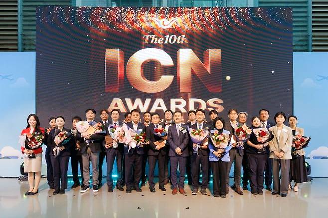 김범호 인천국제공항공사 사장직무대행(앞줄 왼쪽 일곱번째)이 지난 27일 인천공항 제2여객터미널에서 열린 '제10회 인천에어포트 어워즈' 시상식에서 우수 사업자로 선정된 수상자 및 관계자들과 기념촬영을 하고 있다. 인천국제공항공사 제공
