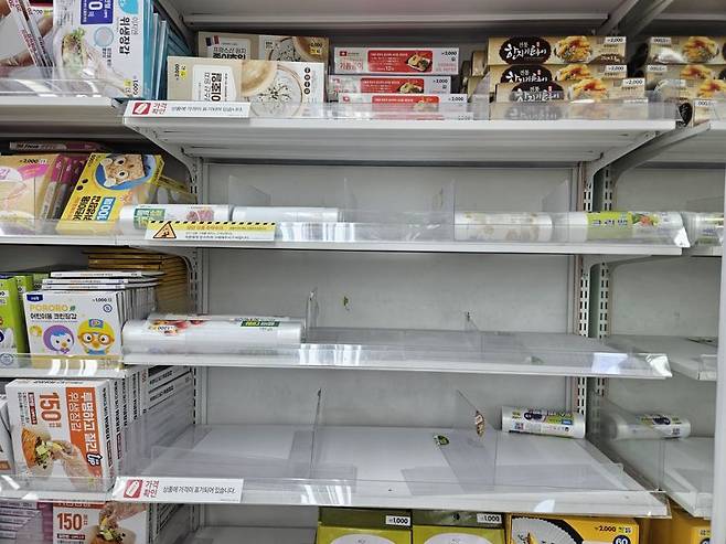 서울 성북구 한 다이소의 비닐봉투 매대가 일부 비어 있다. 사진=이정화 기자