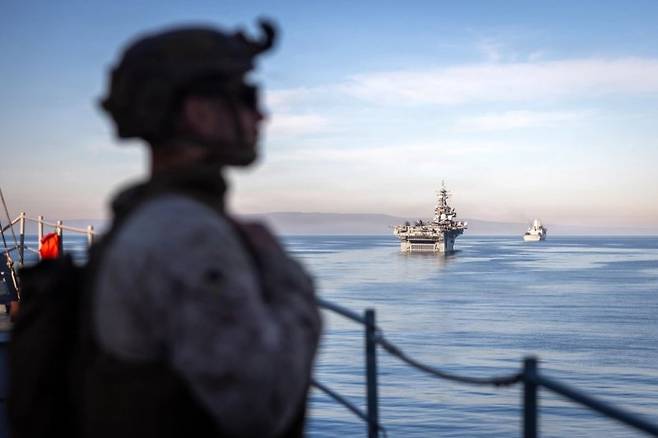 지난달 27일(현지시간) 태평양상에서 미 해병대 제11해병 원정대(MEU) 소속 제3대대 5해병 상륙팀 대원이 훈련 중 주변 해역을 관찰하고 있다. 미 국방부 시각정보 배포 서비스(DVIDS라)
