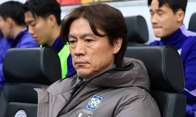한국축구국가대표팀 홍명보 감독이 28일(현지시간) 영국 밀턴킨스 스타디움 MK에서 열린 코트디부아르와 평가전에 입장해 경기 시작을 기다리고 있다. 연합뉴스