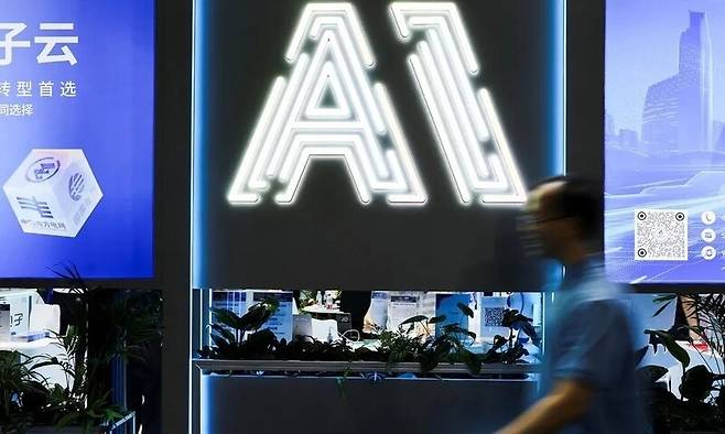 2025년 7월 중국 상하이에서 열린 ‘세계인공지능대회’ 전시장을 한 관람객이 방문하고 있다. 상하이/로이터 연합뉴스