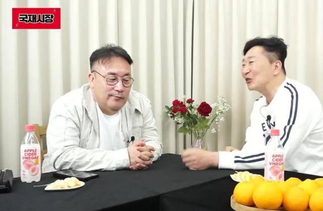 개그맨 출신 이혁재씨가 27알 공개된 유튜브 채널 '국재시장' 방송에서 개그맨 최국과 함께 국민의힘 오디션 심사위원 적절성 논란에 대해 대화하고 있다. 유튜브 캡처
