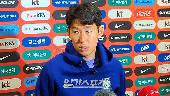 대표팀 주장 손흥민이 29일 영국 밀턴킨스의 스타디움 MK에서 끝난 코트디부아르와의 3월 A매치 친선전을 마치고 믹스트존에서 인터뷰하고 있다. 밀턴케인스=방재원 통신원