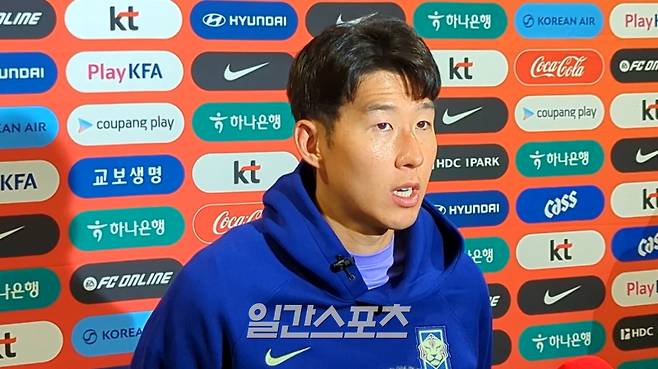 대표팀 주장 손흥민이 29일 영국 밀턴킨스의 스타디움 MK에서 끝난 코트디부아르와의 3월 A매치 친선전을 마치고 믹스트존에서 인터뷰하고 있다. 밀턴킨스=방재원 통신원