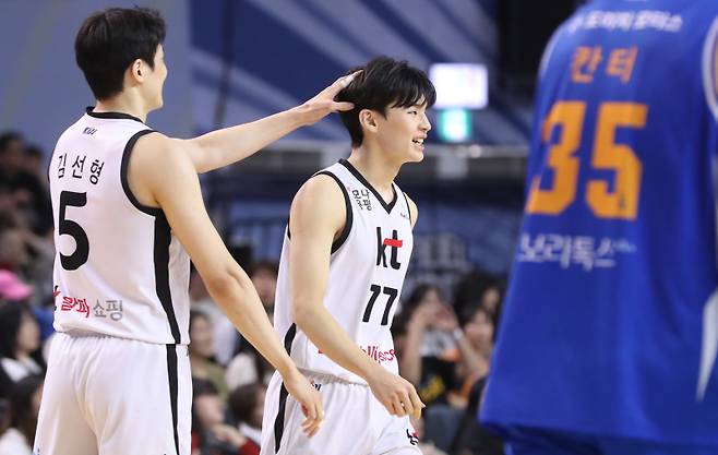 수원 KT 김선형과 강성욱. 사진=KBL
