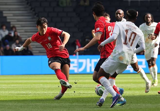 한국축구국가대표팀 오현규 28일(현지시간) 영국 밀턴킨스 스타디움 MK에서 열린 코트디부아르와 평가전에서 패스하고 있다. 연합뉴스