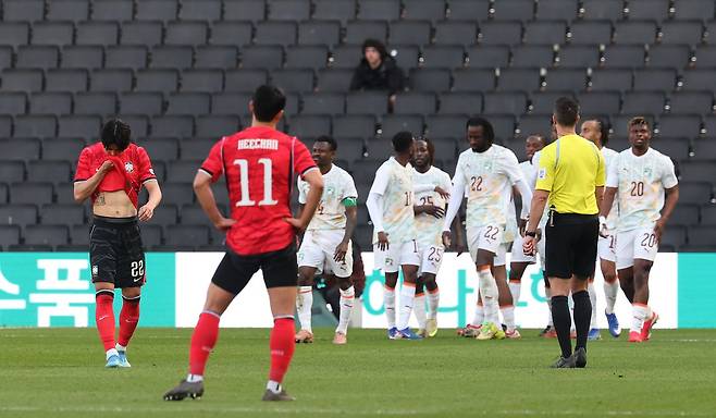 한국축구국가대표팀이 28일(현지시간) 영국 밀턴킨스 스타디움 MK에서 열린 코트디부아르와 평가전에서 두번째 실점을 아쉬워하고 있다. 연합뉴스