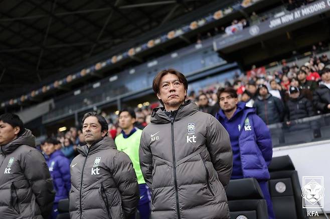 한국 축구 국가대표팀 홍명보 감독이 28일(현지시간) 영국 밀턴 케인스의 스타디움 MK에서 열린 코트디부아르와 평가전을 지켜보고 있다. 사진 대한축구협회