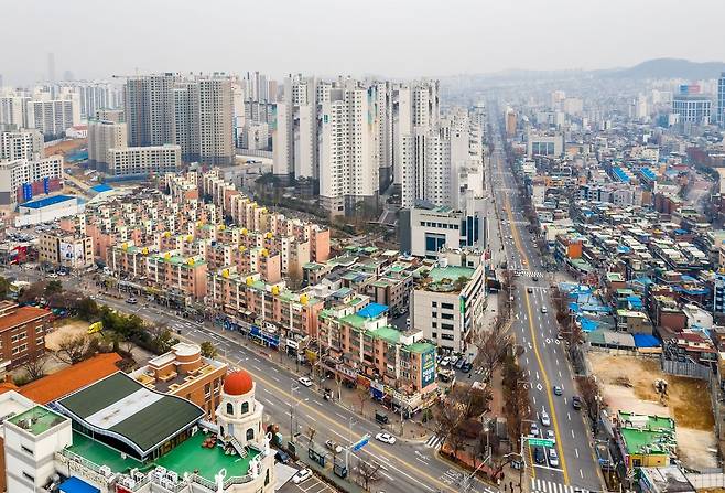서울 영등포구 신길뉴타운 핵심 입지에 자리한 ‘남서울아파트’(신길10구역) 전경. 현재는 철거되고 ‘써밋클라비온’으로 탈바꿈 중이다. 사진 서울시