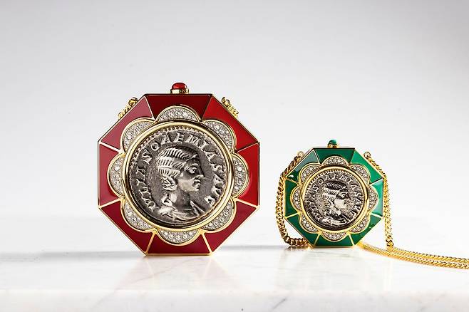 불가리 아이콘즈 미노디에르 모네떼는 고대 로마 주화를 현대적으로 재해석한다. 중앙에 고대 로마 동전을 떠오르게 하는 장식을 더했다. 사진 불가리