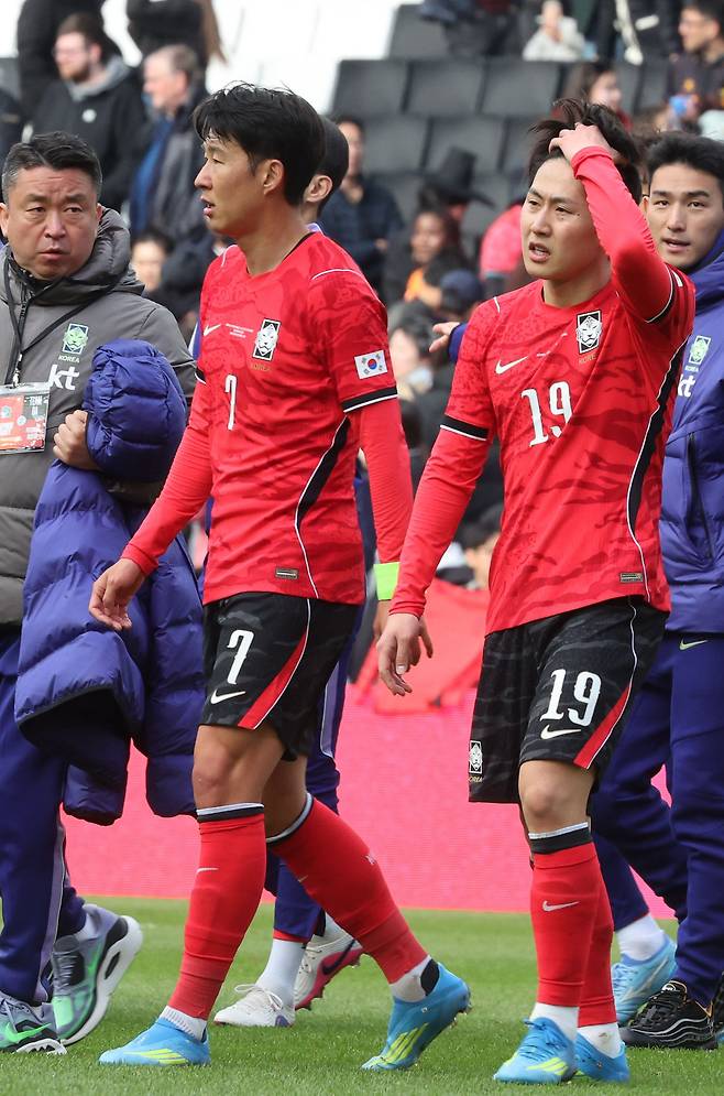 한국축구국가대표팀이 손흥민과 이강인이 28일(현지시간) 영국 밀턴킨스 스타디움 MK에서 열린 코트디부아르와 평가전에서 4-0으로 패하고 아쉬워하고 있다. 연합뉴스