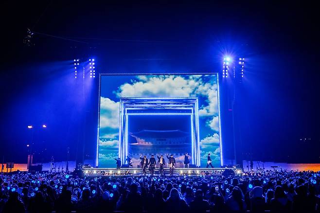 방탄소년단(BTS)이 지난 21일 서울 광화문광장에서 'BTS 컴백 라이브: 아리랑' 발매 기념 컴백 공연을 하고 있다. 사진 빅히트 뮤직·넷플릭스