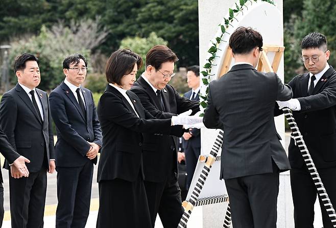 이재명 대통령과 김혜경 여사가 29일 제주 4·3 평화공원에서 위령탑에 헌화하고 있다. 청와대사진기자단