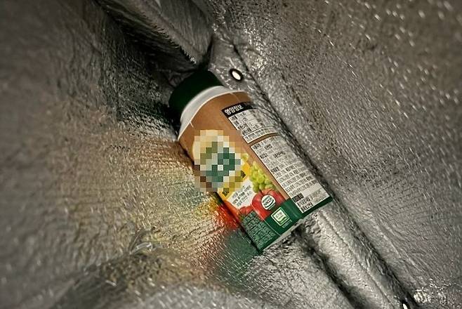 지난 16일 충남 홍성군 홍북읍의 한 아파트에 설치한 우유 보관 파우치(주머니) 안에 채소음료가 담겨 있다. [사진 홍북읍행정복지센터]