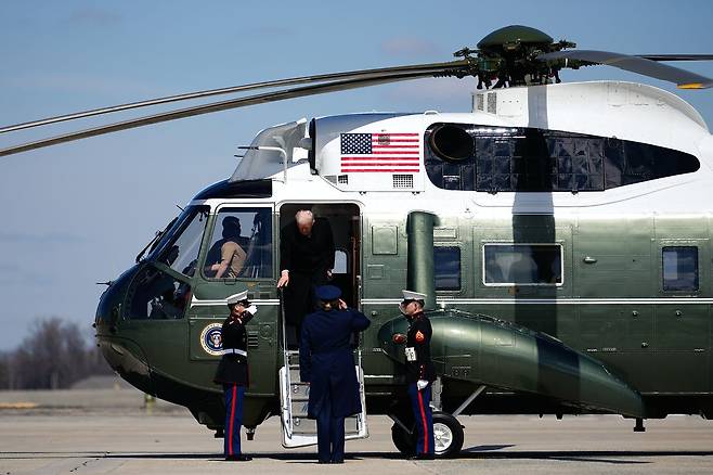 지난 18일(현지시간) 도널드 트럼프 미국 대통령이 메릴랜드주 앤드루스 합동기지에서 ‘마린 원’에서 내리고 있다. AP=연합뉴스