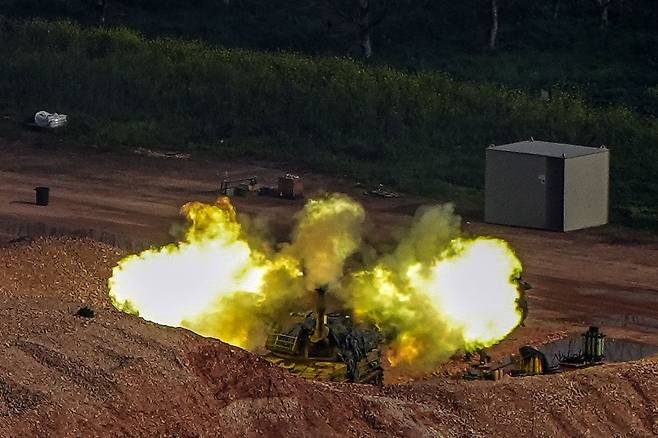 현지시간 28일 이스라엘 북부에서 미국과 이스라엘이 이란과의 갈등을 지속하는 가운데, 이스라엘과 헤즈볼라 간의 적대 행위가 격화되는 상황에서 이스라엘 포병 부대가 레바논을 향해 포격을 가하고 있다. 로이터=연합뉴스