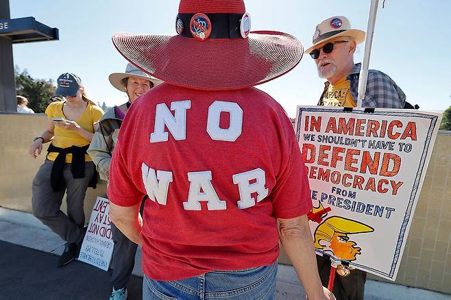 28일(현지시간) 미 캘리포니아주 샌프란시스코에서 ‘노킹스(No Kings)’ 시위에서 한 참가자가 '전쟁 반대' 티셔츠를 입고 있다. EPA=연합뉴스