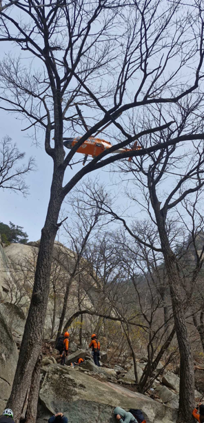 ▲ 29일 오전 11시 6분쯤 춘천시 사북면 고성리 용화산 새남바위에서 20대 A씨가 암벽을 등반하던 중 20~30m 아래로 추락해 소방당국이 구조했다. 강원소방본부 제공