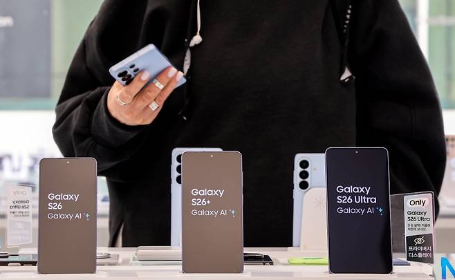 갤럭시S26 시리즈가 공식 출시된 지난 11일 서울 서초구 삼성 강남 매장에 갤럭시 S26(왼쪽부터), 갤럭시 S26 플러스, 갤럭시 S26 울트라가 진열돼 있다. 사진=뉴스1