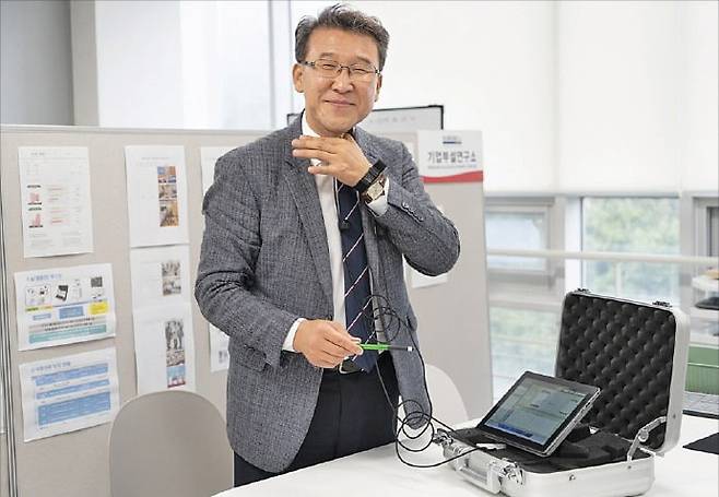 김경대 대표가 개발한 ‘body-mec 측정장비’로 C.P.R.I. 지수를 측정하고 있다. 휴원스 제공