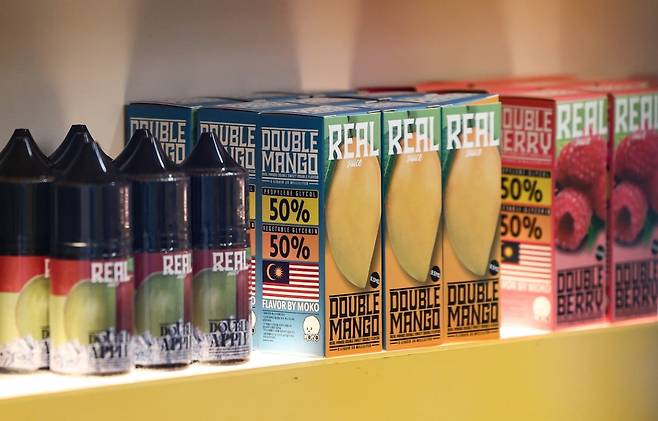 서울의 한 전자담배 매장에 전자담배가 진열되어 있다. /사진=뉴스1