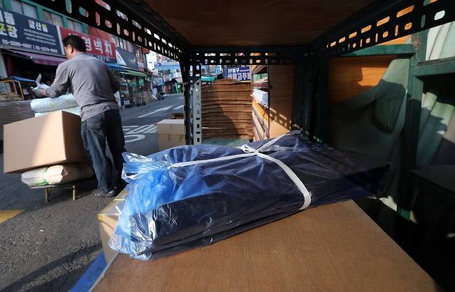 서울 시내 한 비닐 전문 판매점에 비닐이 진열돼 있다. / 사진=이솔 기자