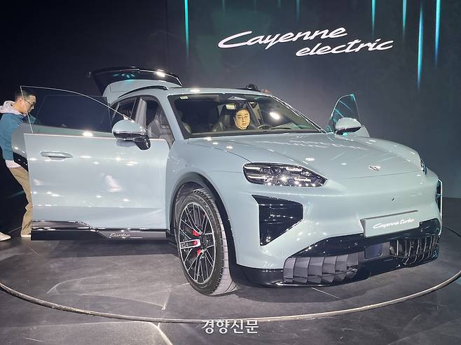 포르쉐코리아가 지난 19일 서울 광진구 파이팩토리에서 국내 최초로 공개한 ‘카이엔 일렉트릭’을 기자들이 살펴보고 있다. 권재현 선임기자
