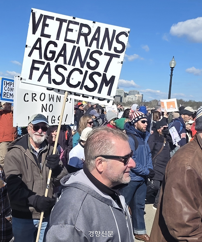 이란 전쟁에 반대하기 위해 28일(현지시간) 미국 워싱턴에서 열린 노 킹스 시위에 참석했다는 참전용사.