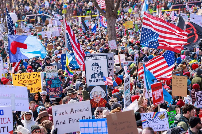 28일(현지시간) 미국 미네소타주 의회 밖에 모인 ‘노 킹스’(No Kings) 시위대. AFP연합뉴스