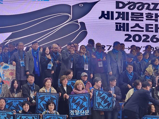 27일 오전 경기도 파주 비무장지대(DMZ) 내 캠프 그리브스에서 열린 ‘DMZ 세계문학페스타 2026’에 참여한 작가들이 기념 촬영을 하고 있다. 고희진 기자