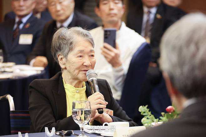 이재명 대통령과 김혜경 여사가 29일 제주도 한화리조트에서 열린 제주 4.3 희생자 유족 고계순 씨의 사연을 듣고 있다. 김창길 기자