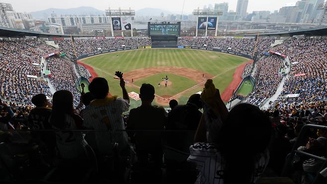 “야구가 돌아왔다” 2026 프로야구 KBO리그가 28일 개막, 역대 2번째로 개막 2연전 전 경기 매진 기록을 세웠다. 29일 잠실구장에서 열린 LG-KT전 역시 관중이 가득 찬 채 진행되고 있다.  연합뉴스