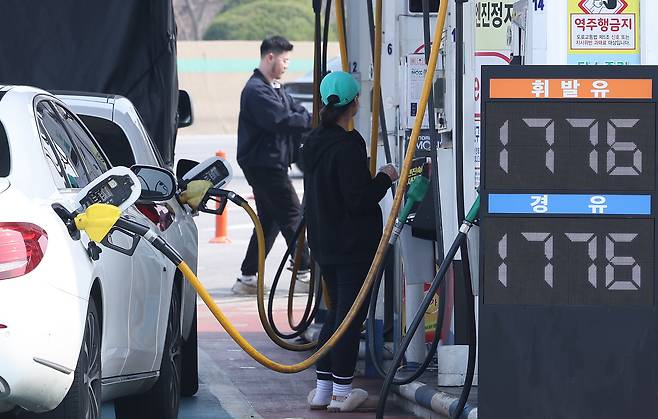Drivers fill up their cars at a gas station in Seocho District, southern Seoul, on March 26. [NEWS1]