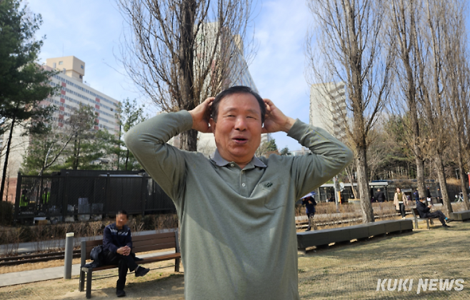 지난 25일 오전 서울 노원구 경춘선숲길에서 열린 ‘시니어 건강걷기’ 프로그램에 참여하고 있는 어르신 모습. 서지영 기자