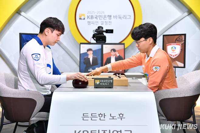 고려아연 주장 안성준 9단(오른쪽)이 챔피언결정전 최종 3차전 1국에 출전한다. 사진은 지난 1차전 2국에서 원익 1지명 박정환 9단과 ‘주장 맞대결’을 펼친 장면. 쿠키뉴스 자료사진