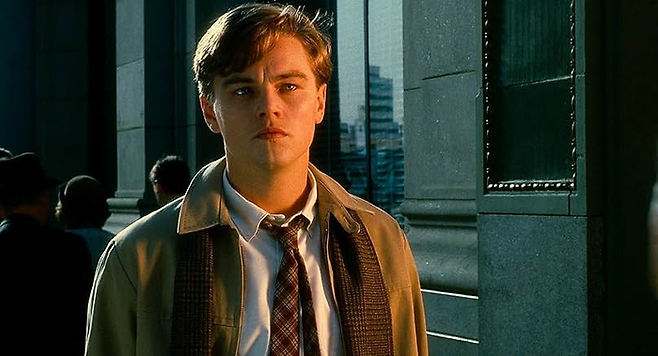 ‘캐치 미 이프 유 캔’의 프랭크도 어머니가 아버지를 떠난 뒤 괴로워한다. 화목했던 가정을 되찾기 위해 수단과 방법을 가리지 않기로 한다. [IMDb]