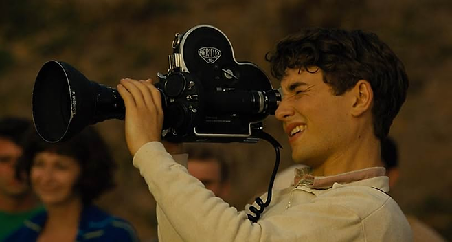 미워하는 인물을 아름답게 묘사할 수 있을까. 새미에겐 가능했다. 거리를 두고 본 동급생에게는 분명 멋진 모습이 있었다. 새미는 자신을 괴롭힌 그의 끔찍한 인성과 그의 미모를 분리해서 볼 수 있게 됐다. [IMDB]