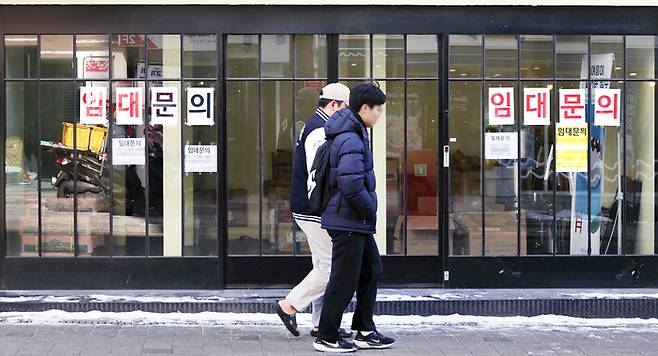 원가상승이 지속되자 매출이 늘어도 수익성이 악화하는 불황형 성장이 외식업계에서 현실화했다. 사진은 서울 서대문구 이화여대 인근 상점가에 내걸린 임대 안내문의 모습. [한주형 기자]