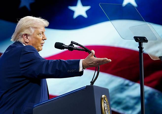 도널드 트럼프 미국 대통령이 27일(현지시간) 플로리다 마이애미 비치의 페이나 호텔에서 열린 ‘미래 투자 이니셔티브 정상회의’에서 연설하고 있다. [AFP = 연합뉴스]