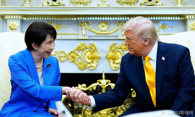 [워싱턴=AP/뉴시스] 도널드 트럼프 미국 대통령이 19일(현지 시간) 백악관 집무실에서 다카이치 사나에 일본 총리와 악수하고 있다. 다카이치 총리는 호르무즈 해협에 대한 함정 파견을 요구받았느냐는 질문에 "일본 법률 범위 내에서 가능한 일과 불가능한 일이 있기 때문에, 이에 대해서도 구체적으로 확실하게 설명했다"라고 답하며 파견 여부는 언급하지 않았다. 2026.03.20. /사진=민경찬