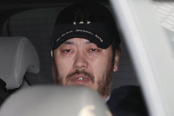 '마약왕' 박왕열(48)이 지적장애인을 마약 운반책으로 동원해 필로폰을 국내외로 유통하고 아프리카와 호주까지 마약 수출망을 넓히려 한 정황이 확인됐다. 사진은 박왕열이 지난 27일 경기 의정부시 의정부지방법원에서 열린 구속 전 피의자심문(영장실질심사)을 마친 후 호송차에 탑승했던 모습. /사진=뉴스1