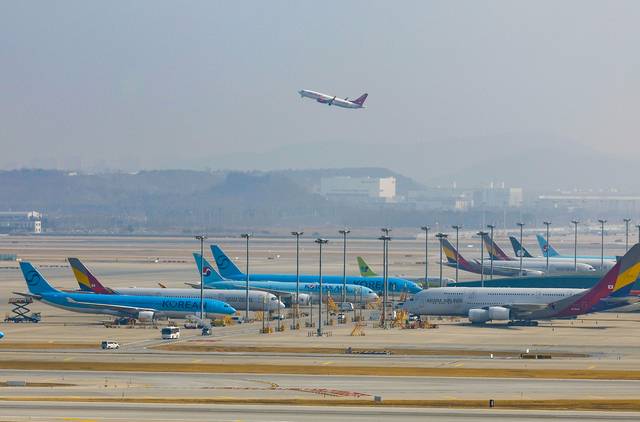 25일 인천국제공항에서 항공기가 이동하고 있다. 뉴시스