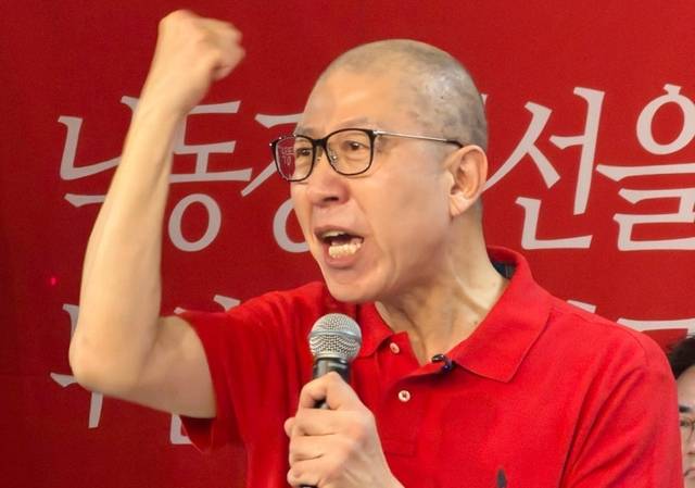 3선에 도전하는 박형준 부산시장이 28일 부산진구 부전동의 한 빌딩에 마련된 경선 사무소 개소식에서 출마 선언을 하며 어퍼컷 세리머니를 하고 있다. 연합뉴스