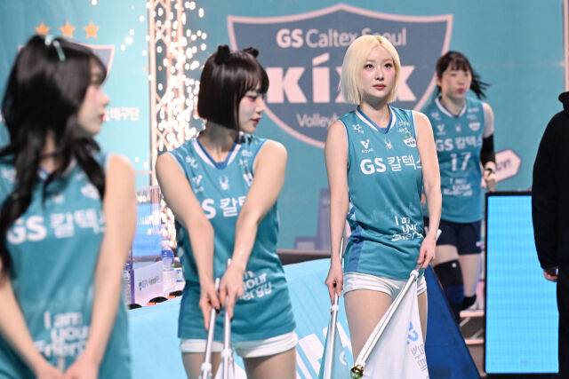 치어리더 서현숙이 선수들의 등장을 준비하고 있다. / 한국배구연맹 (KOVO)