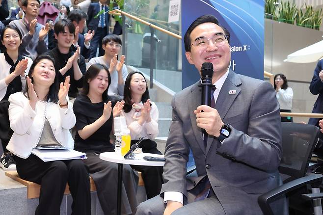 박홍근 신임 기획예산처 장관이 취임 첫날인 지난 25일 세종시 정부세종청사에서 기획처 직원들과 소통 간담회를 하고 있다. [연합]