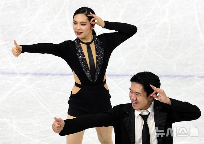 [밀라노=뉴시스] 박주성 기자 = 2026 밀라노·코르티나담페초 동계올림픽 나흘째인 10일 (현지 시간) 이탈리아 밀라노 아이스 스케이팅 아레나 경기장에서 열린 피겨스케이팅 아이스댄스 리듬댄스 경기에서 임해나, 권예 선수가 연기를 펼치고 있다. 2026.02.10. park7691@newsis.com