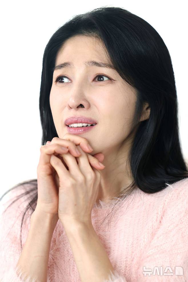 [서울=뉴시스] 박진희 기자 = 김경란 배우가 지난 27일 서울 종로구 연극 '만무방' 연습실에서 인터뷰 하고 있다. 방송인에서 배우로 활동 영역을 넓혀온 그는 연극 '만무방' 통해 한 단계 더 깊어진 배우로서의 변신과 도전을 보여준다. 2026.03.29. pak7130@newsis.com